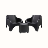 Conjunto de duas cadeiras e uma mesa IPAE PROGARDEN, em plástico, na cor preta, sobre fundo branco.