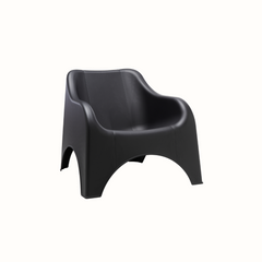 Cadeira IPAE PROGARDEN, em plástico, na cor preta, sobre fundo branco.