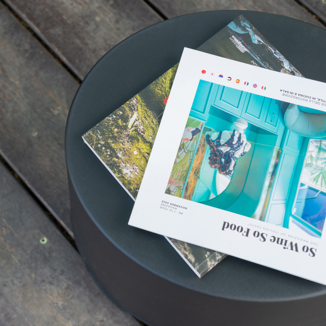 Mesa IPAE PROGARDEN, em plástico, na cor preta, exibida em ambiente externo.