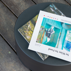 Mesa IPAE PROGARDEN, em plástico, na cor preta, exibida em ambiente externo.