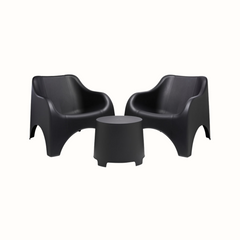 Conjunto de duas cadeiras e uma mesa IPAE PROGARDEN, em plástico, na cor preta, sobre fundo branco.