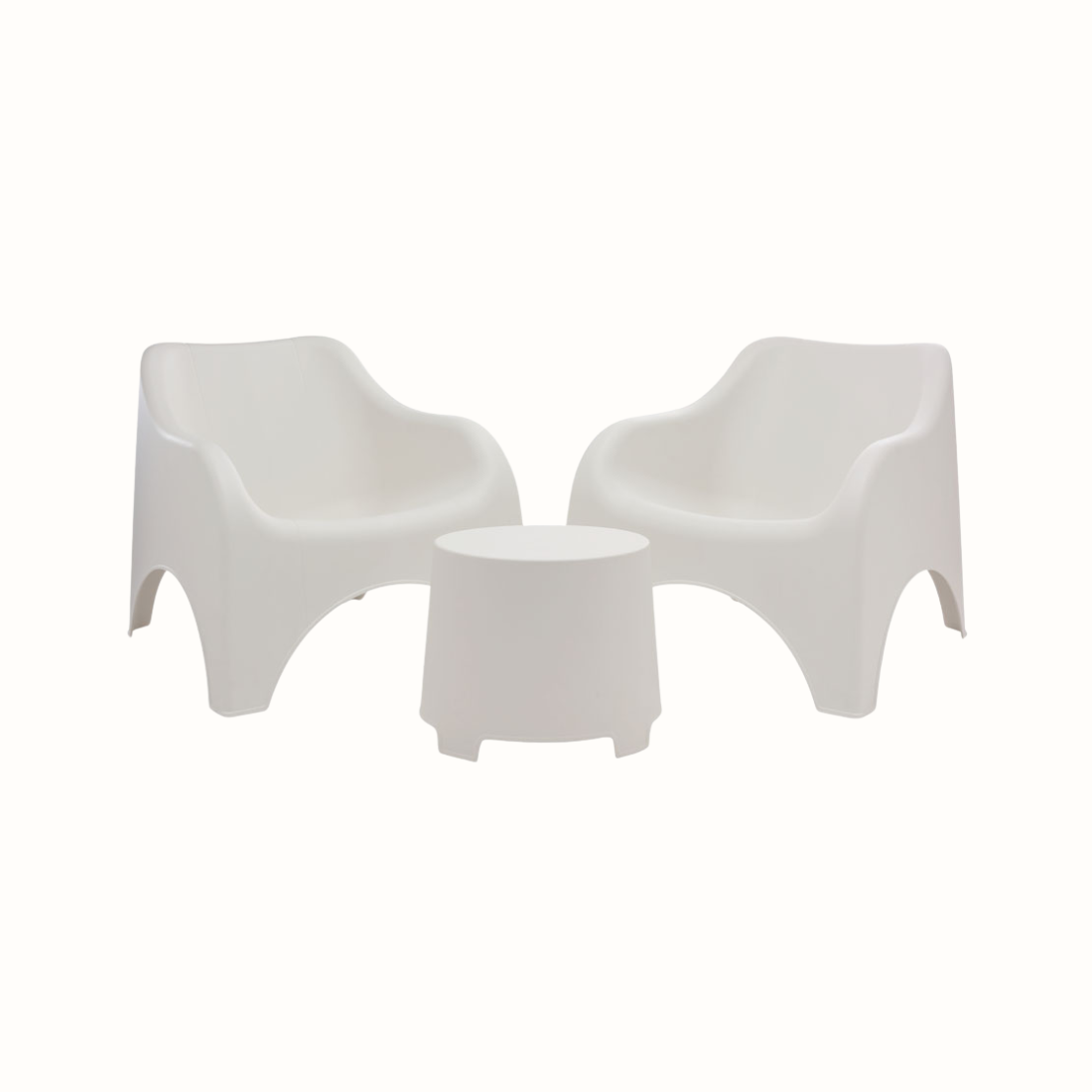 Conjunto de duas cadeiras e uma mesa IPAE PROGARDEN, em plástico, na cor branca, sobre fundo branco.