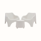 Conjunto de duas cadeiras e uma mesa IPAE PROGARDEN, em plástico, na cor branca, sobre fundo branco.