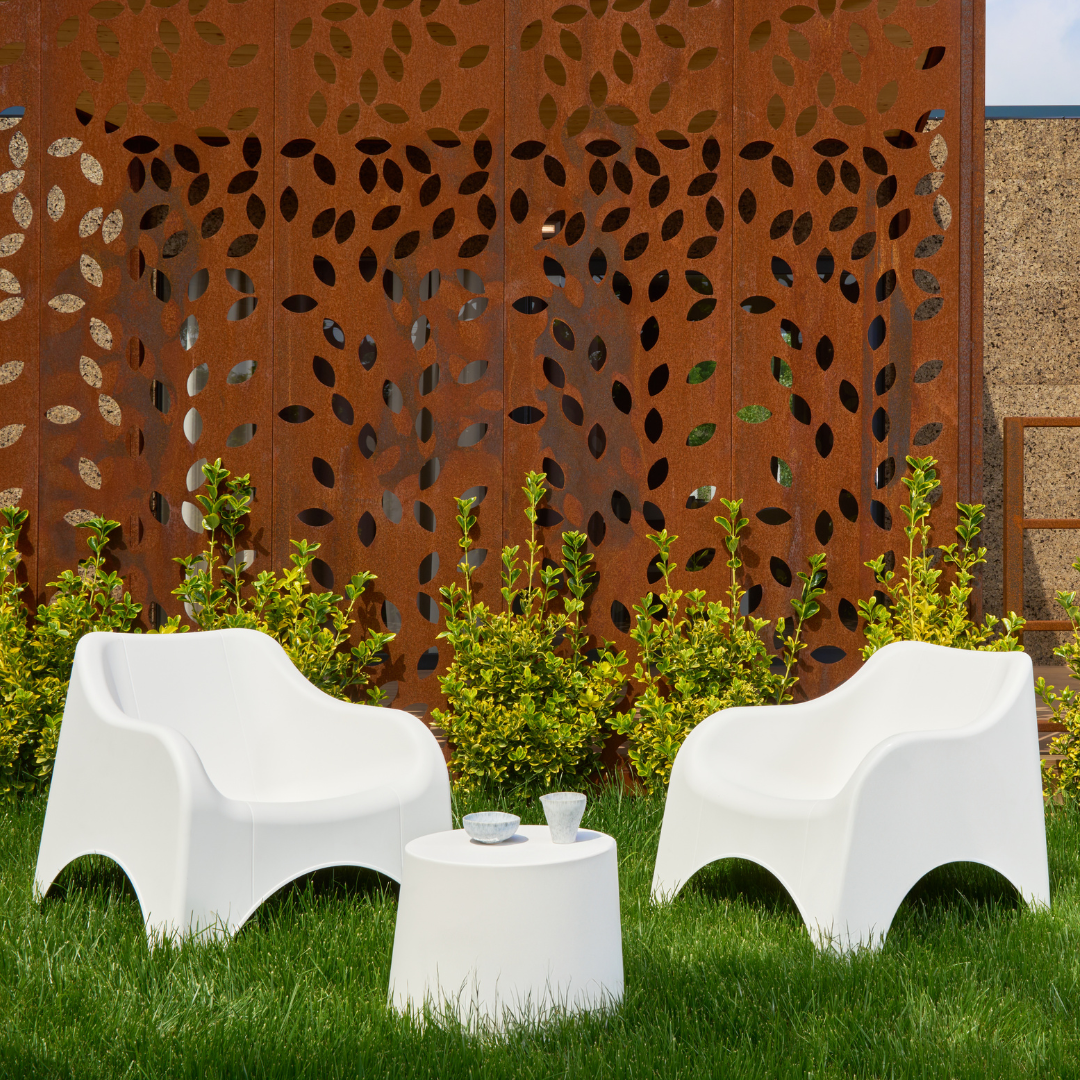 Conjunto de duas cadeiras e uma mesa IPAE PROGARDEN, em plástico, na cor branca, exibido em ambiente externo.