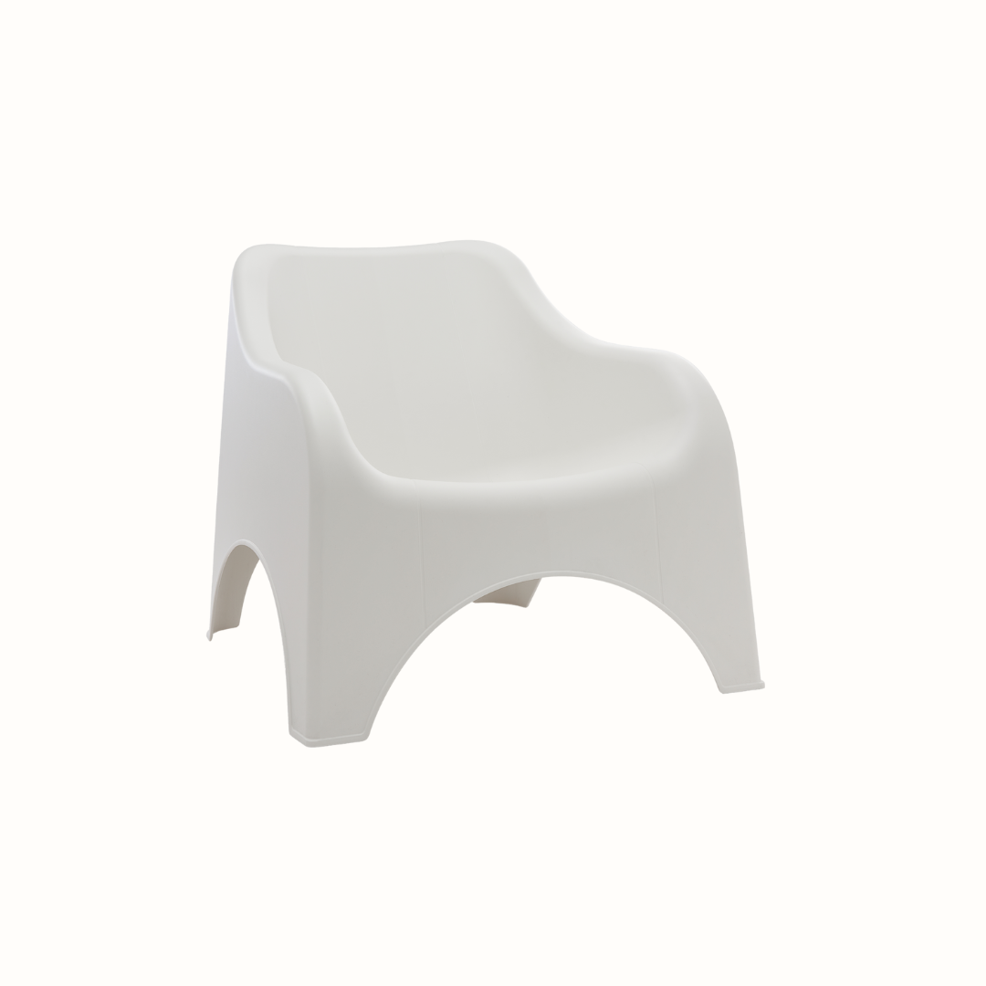 Cadeiras IPAE PROGARDEN, em plástico, na cor branca, sobre fundo branco.