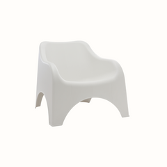 Cadeiras IPAE PROGARDEN, em plástico, na cor branca, sobre fundo branco.