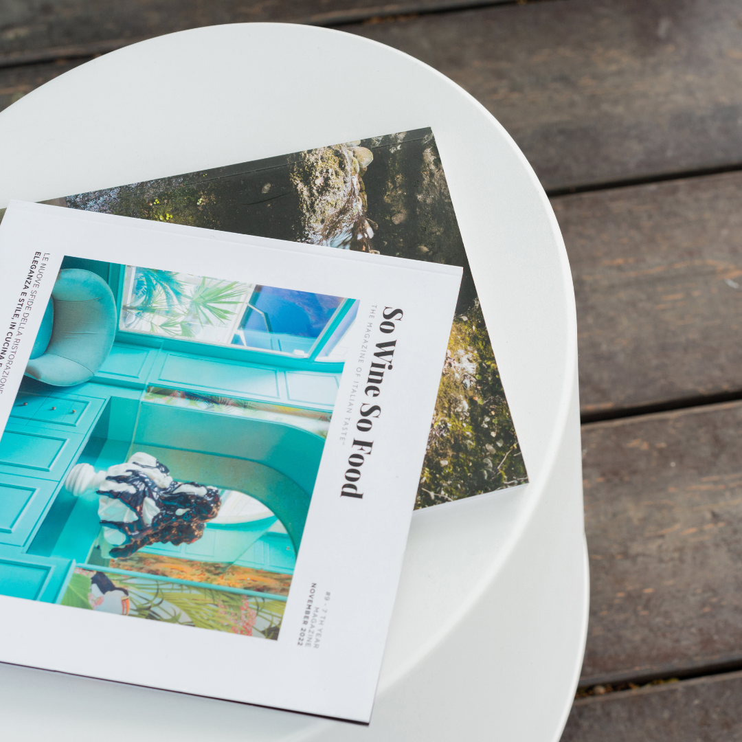 Mesa IPAE PROGARDEN, em plástico, na cor branca, exibida em ambiente externo.