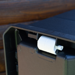 Baú de arrumação IPAE PROGARDEN, de plástico com efeito madeira, de cor cinzenta, exibido em ambiente externo e em pormenor.