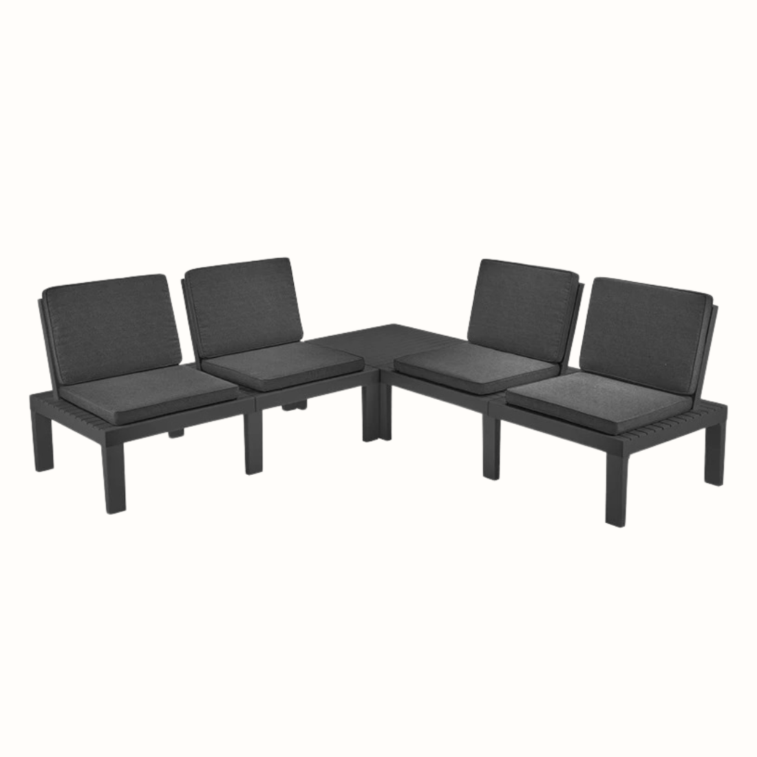 Conjunto de 4 cadeiras e uma mesa em modulo IPAE PROGARDEN, da cor cinzenta e com almofada no assento e no encosto. Sobre fundo branco.