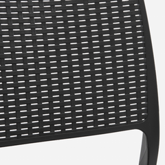 Cadeira IPAE PROGARDEN em plástico, de cor cinzenta, com encosto em acabamento trançado. Vista em pormenor, sobre fundo branco.