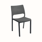 Cadeira IPAE PROGARDEN em plástico, de cor cinzenta e com encosto Sobre fundo branco.