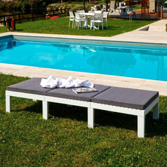 Espreguiçadeira IPAE PROGARDEN em branco, com estrutura resistente, encosto reclinável e com almofada cinzenta. Exibida sem inclinação do encosto e em ambiente exterior.