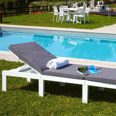 Espreguiçadeira IPAE PROGARDEN em branco, com estrutura resistente, encosto reclinável e com almofada cinzenta. Exibido em ambiente exterior.