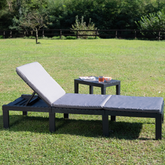 Conjunto IPAE PROGARDEN em plástico de cor cinzenta, composto por três módulos versáteis, usado como espreguiçadeira com encosto. Exibido em ambiente exterior.