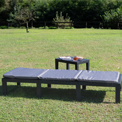 Conjunto IPAE PROGARDEN em plástico de cor cinzenta, composto por três módulos versáteis, usado como banco. Exibido sobre fundo branco.