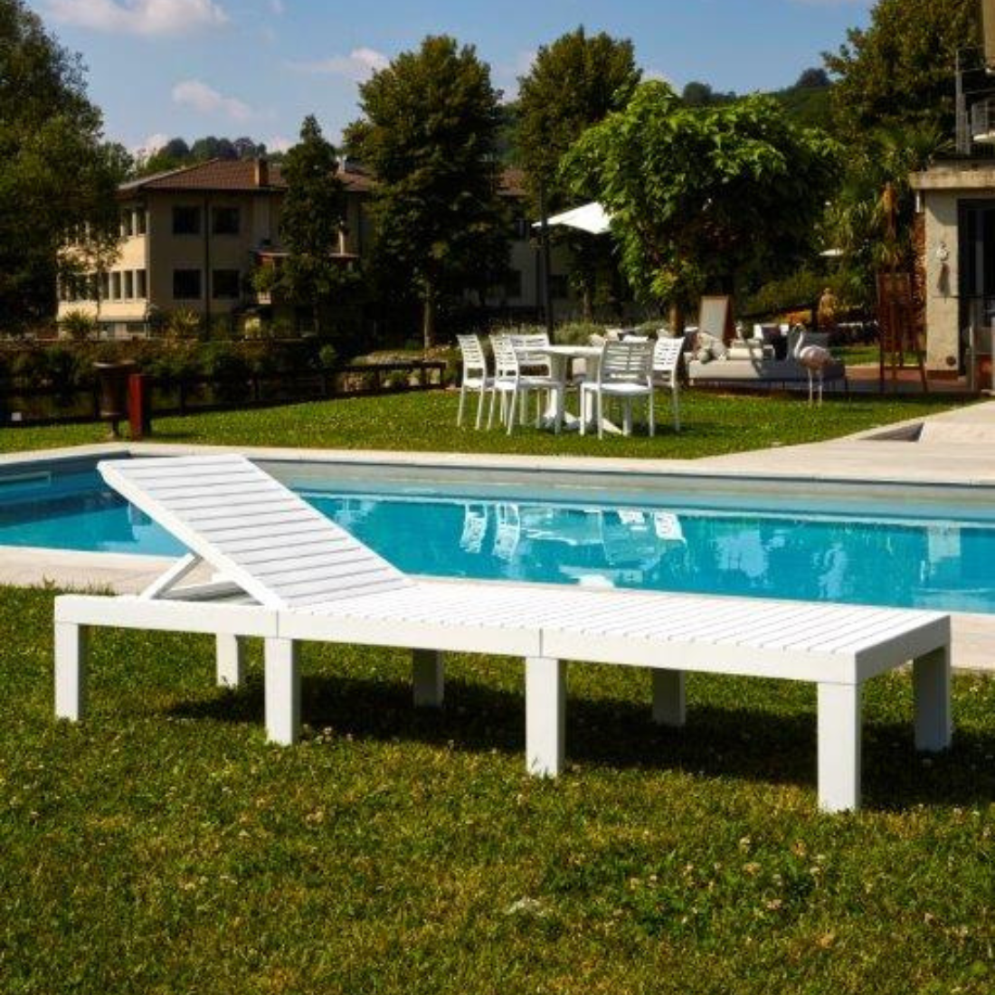 Espreguiçadeira IPAE PROGARDEN em branco, com estrutura de encosto reclinável. Exibida com inclinação do encosto, sem almofada e ambiente exterior.