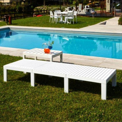 Espreguiçadeira IPAE PROGARDEN em branco, com estrutura de encosto reclinável. Exibida sem inclinação do encosto e em ambiente exterior.