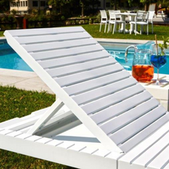 Espreguiçadeira IPAE PROGARDEN em branco, com estrutura encosto reclinável. Exibida em ambiente exterior.