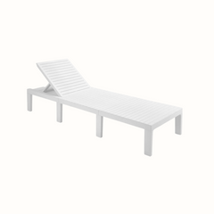 Espreguiçadeira IPAE PROGARDEN em branco, com estrutura de encosto reclinável. Exibida com inclinação do encosto, sem almofada e sobre fundo branco.
