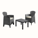 Conjunto de 2 cadeirões e uma mesa com 4 pés de apoio IPAE PROGARDEN, de cor cinzenta, com acabamento entrançado e assento com almofada da cor bege. Exibido sobre fundo branco.