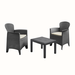 Conjunto de 2 cadeirões e uma mesa com 4 pés de apoio IPAE PROGARDEN, de cor cinzenta, com acabamento entrançado e assento com almofada da cor bege. Exibido sobre fundo branco.