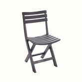 Cadeira dobrável IPAE PROGARDEN, em plástico com efeito madeira, da cor cinza. Sobre fundo branco.