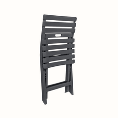 Cadeira dobrável IPAE PROGARDEN, em plástico com efeito madeira, da cor cinza, fechada. Exibida sobre fundo branco.