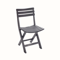 Cadeira dobrável IPAE PROGARDEN, em plástico com efeito madeira, da cor cinza. Sobre fundo branco.