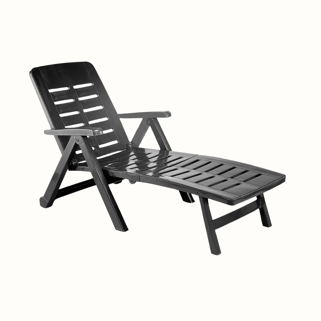 Espreguiçadeira IPAE PROGARDEN com ranhuras plástico, da cor preta, braços laterais e encosto ajustável. Sobre fundo branco.