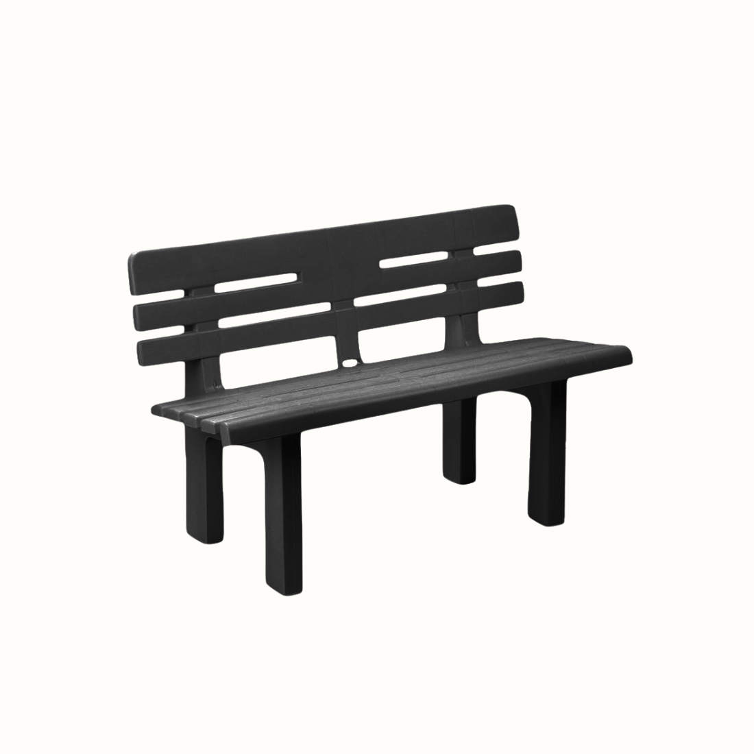 Banco IPAE PROGARDEN em plástico preto, com encosto composto por ripas horizontais, colocado sobre um fundo branco.