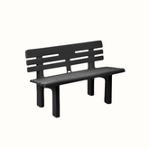 Banco IPAE PROGARDEN em plástico preto, com encosto composto por ripas horizontais, colocado sobre um fundo branco.