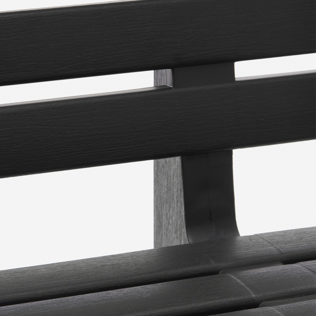 Banco IPAE PROGARDEN em plástico preto, com encosto composto por ripas horizontais, exibido em detalhe.