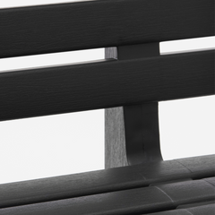 Banco IPAE PROGARDEN em plástico preto, com encosto composto por ripas horizontais, exibido em detalhe.