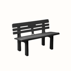 Banco IPAE PROGARDEN em plástico preto, com encosto composto por ripas horizontais, colocado sobre um fundo branco.