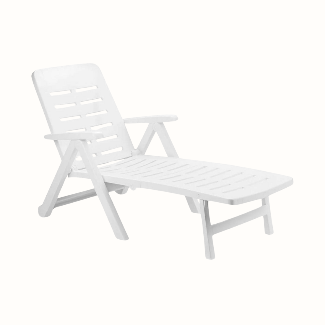 Espreguiçadeira IPAE PROGARDEN com ranhuras plástico, da cor branca, braços laterais e encosto ajustável. Sobre fundo branco.