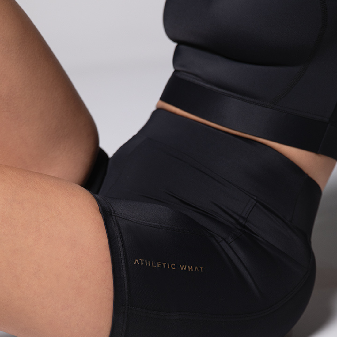 O calção desportivo CHARM, possui um corte que adapta às curvas da mulher de maneira perfeita. Total liberdade de movimentos!