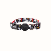 Coleira Zooz, em padrão preto e branco com detalhes em vermelho e imagens do personagem snoopy. Vista de frente, sobre fundo branco.