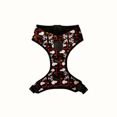 Arnês peitoral Zooz, com o padrão preto e branco, detalhes em vermelho e com figuras do snoopy. Vista de frente, sobre fundo branco.