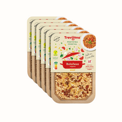 Pasta à Bolonhesa Trevijano em embalagem de cartão e plástico transparente, com uma mistura de massa e proteína vegetal desidratada. A embalagem tem um rótulo com o nome do produto e informações nutricionais. Fundo branco.