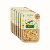 Pasta con setas Trevijano em embalagem de cartão e plástico transparente, com uma mistura de massa cremosa de cogumelos e boletos, além de um toque de frescura do manjericão. A embalagem tem um rótulo com o nome do produto e informações nutricionais. Fundo branco