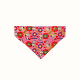 Bandana Zooz, cor de rosa, floral, do Snoopy.  Vista de frente, sobre fundo branco.