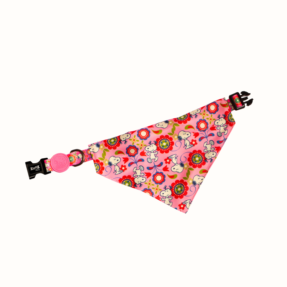 Bandana Zooz, cor de rosa, floral, do Snoopy e com mola de segurança. Vista de frente, sobre fundo branco.
