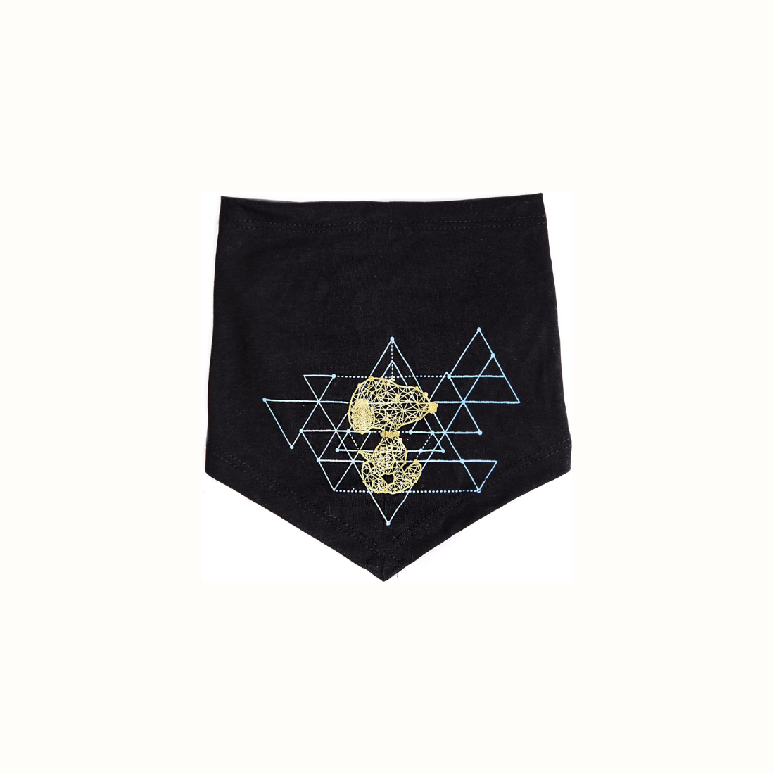 Bandana Zooz, cor preta, com desenho do Snoopy em dourado e com triângulos unidos de fundo. Vista frontal, sobre fundo branco.