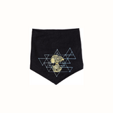 Bandana Zooz, cor preta, com desenho do Snoopy em dourado e com triângulos unidos de fundo. Vista frontal, sobre fundo branco.