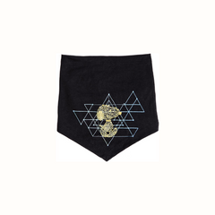 Bandana Zooz, cor preta, com desenho do Snoopy em dourado e com triângulos unidos de fundo. Vista frontal, sobre fundo branco.