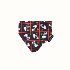 Bandana Zooz do Snoopy, preto e branco, com detalhes em vermelho. Vista de frente, sobre fundo branco.