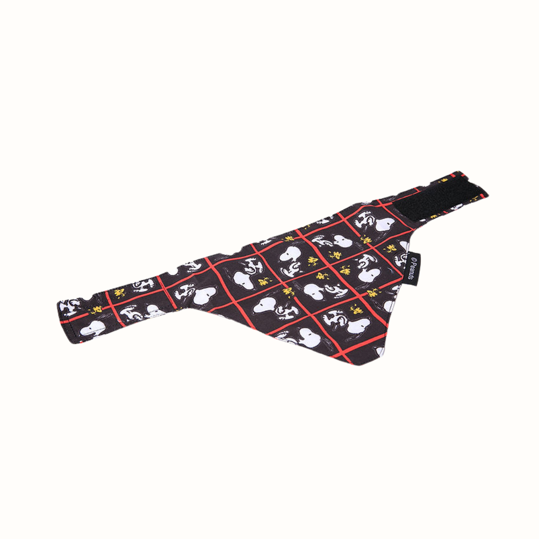 Bandana Zooz do Snoopy, preto e branco, com detalhes em vermelho e com velcro de segurança. Vista de frente, sobre fundo branco.