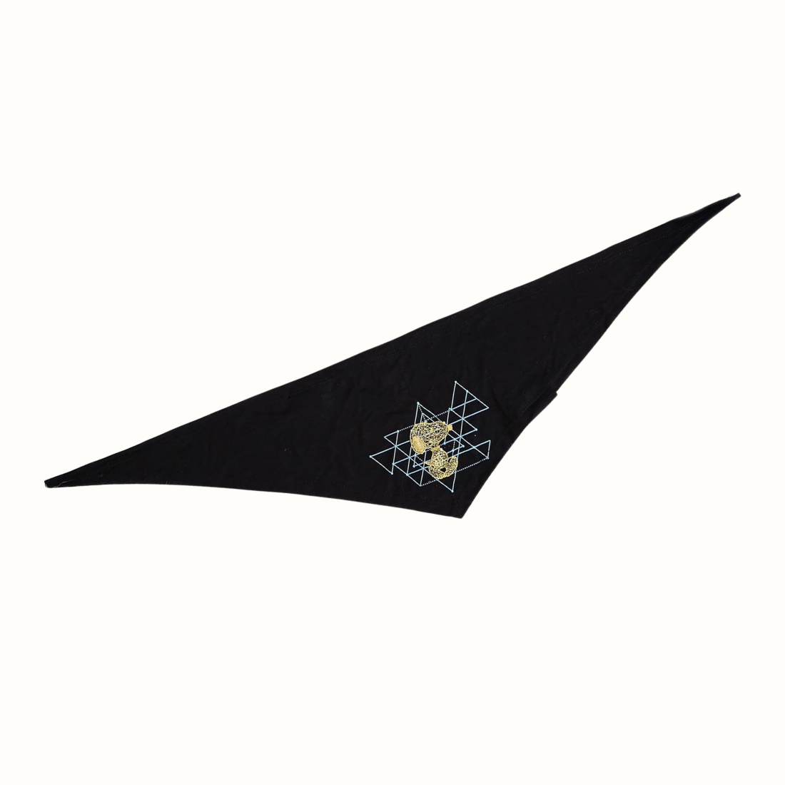 Bandana Zooz, cor preta, com desenho do Snoopy em dourado e com triângulos unidos de fundo. Vista frontal, sobre fundo branco.