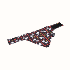 Bandana Zooz do Snoopy, preto e branco, com detalhes em vermelho e com velcro de segurança. Vista de frente, sobre fundo branco.