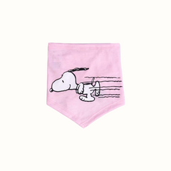 Bandana Zooz, cor de rosa claro com desenho do Snoopy. Vista frontal, sobre fundo branco.